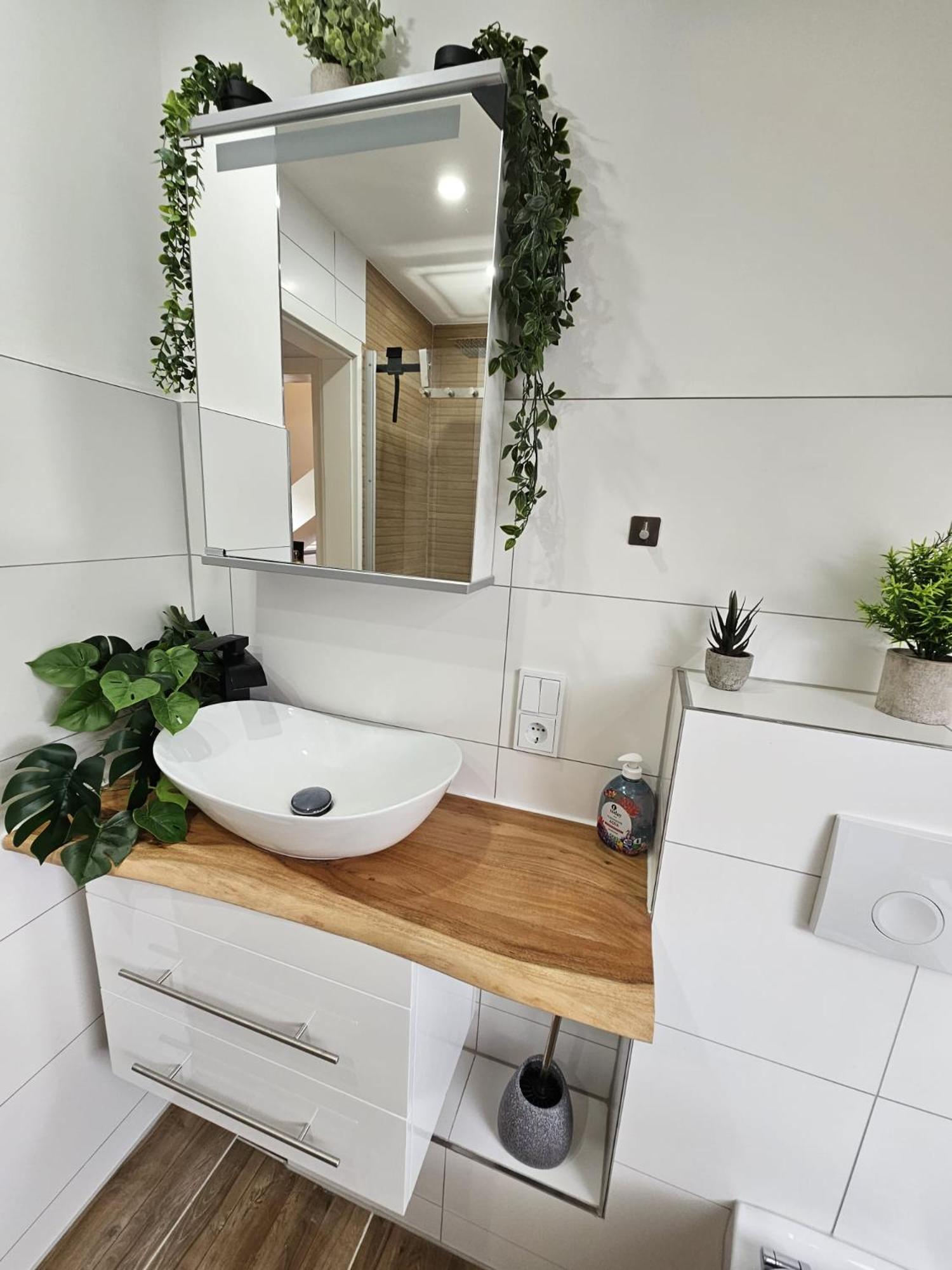 Tautraum Suite Mit Whirlpool Und Gruenem Ausblick Wilhelmshaven Esterno foto